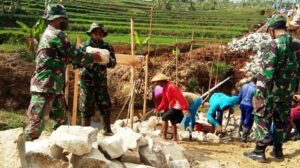 Jembatan TMMD Sudah Mulai Disentuh TNI dan Warga
