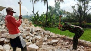 Dua Ahli Belah Batu Saling Berkolaborasi di Lokasi TMMD Jatiwarno