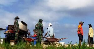 TNI dan Warga Yang Mulai Kerja Keras Mengukir Sejarah di TMMD Jatiwarno