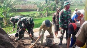 TNI dan Warga Terus Gotong Royong Bangun Talud TMMD