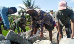 TNI Koramil 03 Kebakkramat Gotong Royong Bangun Talud dan Jembatan TMMD