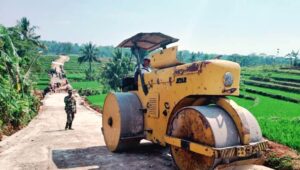 Satgas TMMD Bersama Masyarakat Membangun Jalan Traktor Sepanjang 1,5 KM