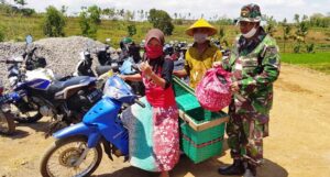 Melepas Lelah, Satgas TMMD Berbaur dengan Warga