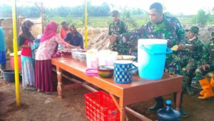 Dukung TMMD, Emak-emak Siapkan Makanan