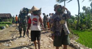 Babinsa Koramil 07/Matesih Gugah Semangat Gotong Royong Warga Melalui Pra TMMD