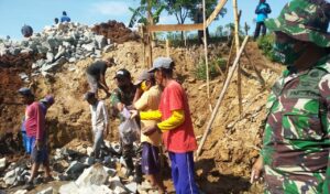 Teriknya Matahari Tak Surutkan Semangat Kerja Satgas TMMD dan Warga