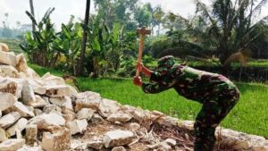 “Otot Kawat Balung Wesi”, Anggota Satgas TMMD Saat Belah Batu