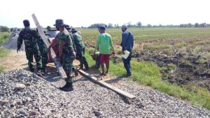 Tersik Matahari di Lokasi TMMD, Tak Surutkan Semangat TNI dan Warga Langsir Material