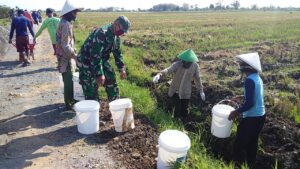 Terus Berupaya Mencari Air Untuk Dukung Kegiatan Fisik TMMD