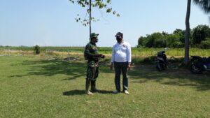 TNI dan Warga Antisipasi Upacara Pembukaan TMMD di Lapangan