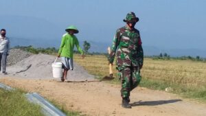 Teriknya Matahari Tak Akan Halangi Langkah TNI Jelang Pembukaan TMMD Sendang Kulon