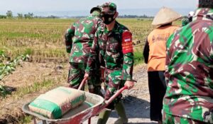 Luar Biasa, Dandim Kendal Ikut Dorong Semen di Lokasi TMMD ke 109