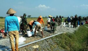 TNI Bangkitkan Semangat Gotong Royong Warga Desa Sendangkulon Melalui TMMD