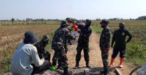 Masyarakat Gotong Royong Bagikan Air Minum dan Makanan Buat Anggota TNI