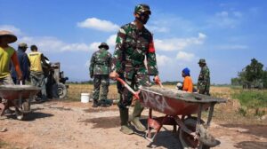 Dandim Kendal Menyatu Dengan Warga Bantu Langsir Material TMMD