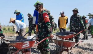 Dandim Iman Juga Ikut Ngantri Adukan Semen di Lokasi TMMD