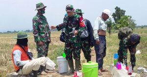 Dandim 0715/Kendal Melepas Lelah Sejenak Bersama Warga