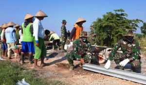 Anggota Satgas TMMD Bersama Warga Pastikan Kualitas Beton Yang Terbaik