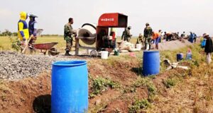 Pra TMMD Kodim 0715/Kendal Bersama Warga Tetap Semangat Bekerja Dalam Cuaca Panas