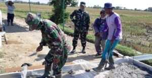 Tingkatkan Perekonomian , TNI dan Warga Bersama Membangun Jalan TMMD Kedal