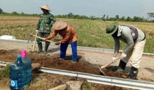 Cangkul dan Pengki Jadi Alat Satgas TMMD