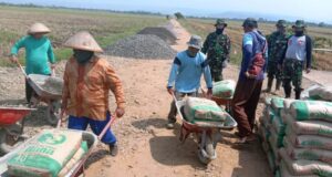 Gerobak Dorong Menjadi Andalan Team Satgas TMMD Sendagkulon