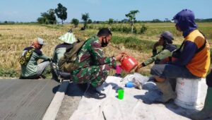 Inilah Cara Satgas TMMD ke 109 Istirahat Sejenak Melepas Lelah