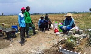 Berbagi Cerita Satgas TNI dan Masyarakat Saat Melepas Lelah