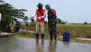 Babinsa Tingkatkan Tali Persaudaraan di Lokasi TMMD