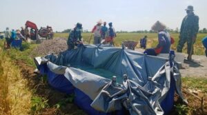 TNI Siasati Langkanya Air Dengan Tampungan Air Terpal di TMMD Reg Ke-109