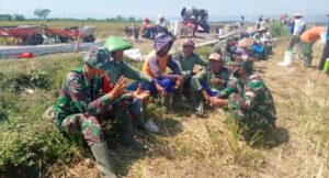 TNI Berikan Semangat Warga Sambil Istirahat Di TMMD Reg Ke-109