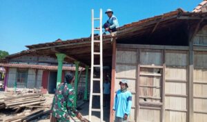 Takut Kebanjiran, Satgas TMMD Bantu Warga Perbaiki Atap Rumah