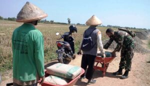 TNI Bersama Warga, Bekerja Serius Tapi Santai di TMMD Reguler ke-109