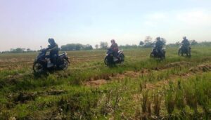 Jalan Utama Diperbaiki, Warga Sementara Manfaatkan Jalan Pematang Sawah