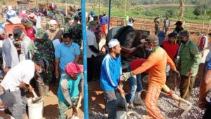 Demi Sukses TMMD, Babinsa Jatiwarno Terus  Motivasi  Warga