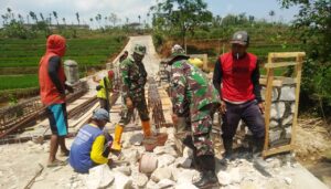 TNI dan Masyarakat Kebut Pembangunan Jembatan TMMD