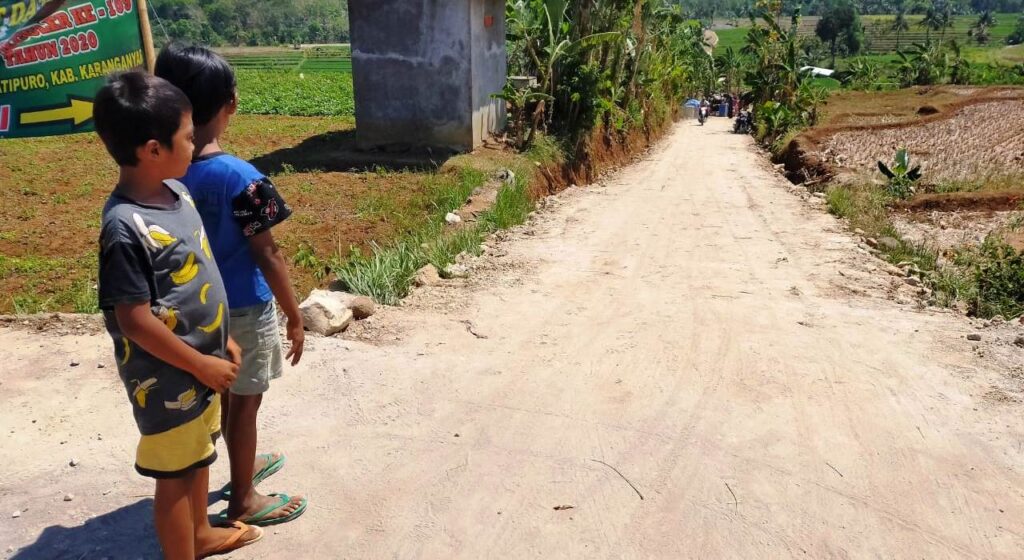 Jalan Dibeton, Anak-Anak Pun Ungkapkan Kegembiraannya