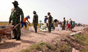 TNI dan Warga Guyup Rukun Membangun Desa