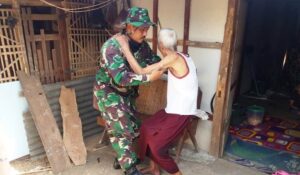 Anggota Satgas TMMD Bantu Penghuni Rumah RTLH