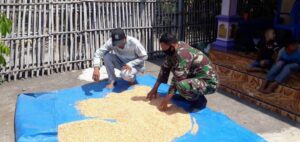 Satgas TMMD Bantu Warga Jemur Jagung