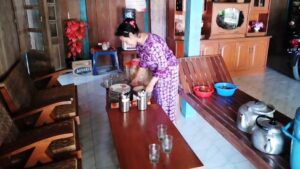 Mak –Mak Ikut Sajikan Makan Untuk Satgas TMMD Kodim Kendal