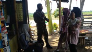 Asyiknya..Satgas TMMD Bisa Ngobrol Dengan Warga