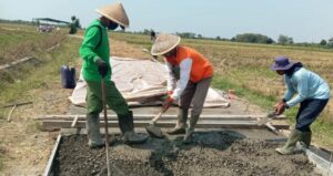 Dibantu Tukang, Satgas Rapikan Pengecoran Jalan TMMD