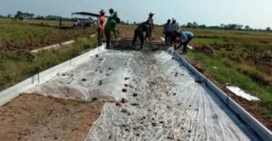 Pemasangan Plastik Cor Perkuat Betonisasi Jalan TMMD