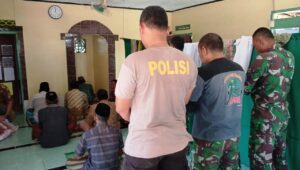 Satgas TMMD Sempatkan Sholat Berjamaah Bersama Masyarakat