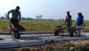 Babhinkamtibmas Bantu TNI di Pra TMMD Desa Sendangkulon