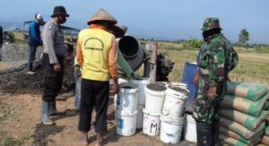 Sinergitas TNI-POLRI dan Warga di TMMD Sendang Kulon