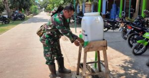 Siapkan Tempat Cuci Tangan, Satgas TMMD Patuhi Protokol Kesehatan