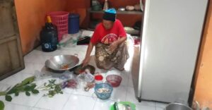 Siapkan Masakan Untuk Satgas TMMD, Jadi Kebanggan Ibu Taryumi