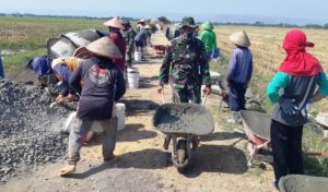 “Angkong” Gerobak Mini Jadi Andalan di TMMD Kendal